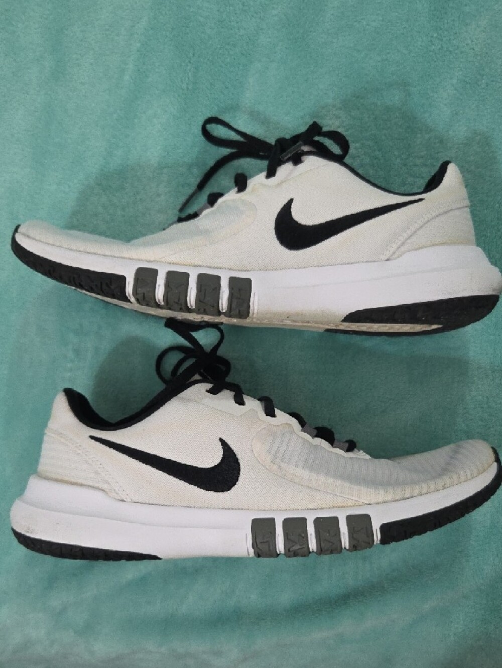 NIKE White and Black Training Sneakers